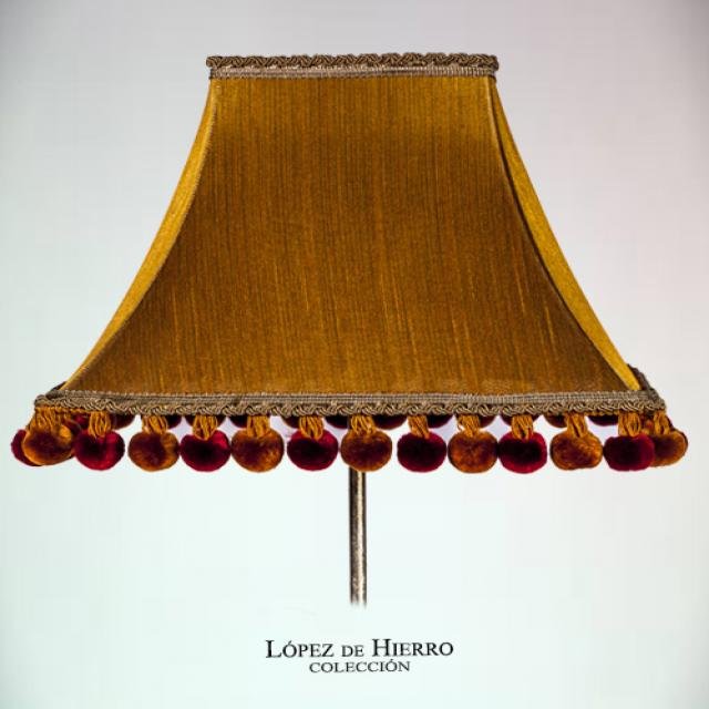 Pantalla Pagoda Tela oro Borlones Rojos